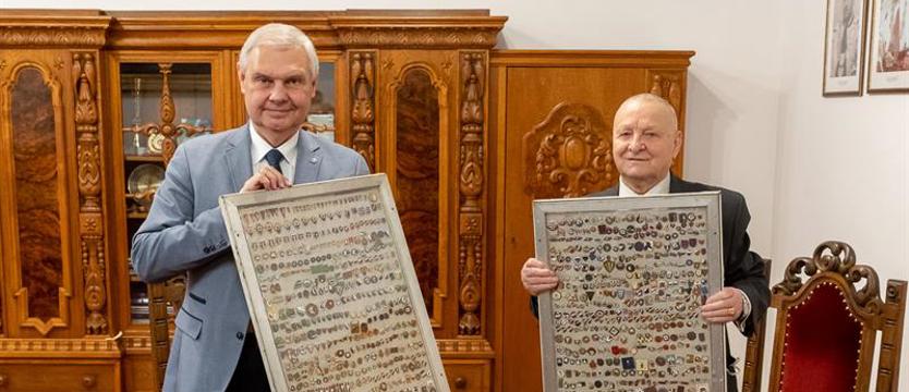 Niezwykła kolekcja dla uniwersytetu. Odznaki sportowe zbierane ponad 60 lat