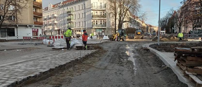 Brukują nowe rondo i dojazdy