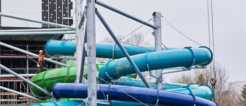 Prace w aquaparku. W Fabryce Wody montują zjeżdżalnie