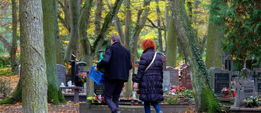 Pamiętaj o bezpieczeństwie odwiedzając groby bliskich