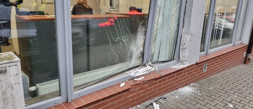 W Stargardzie auto wjechało w witrynę banku