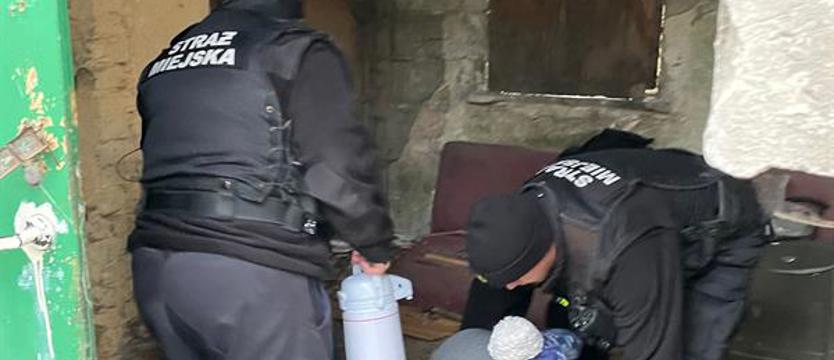 Zabezpieczyli okna, przywieźli opał i kołdry. Strażnicy z pomocą bezdomnym