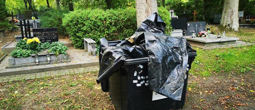 Bałaganiarscy grabarze na Cmentarzu Centralnym