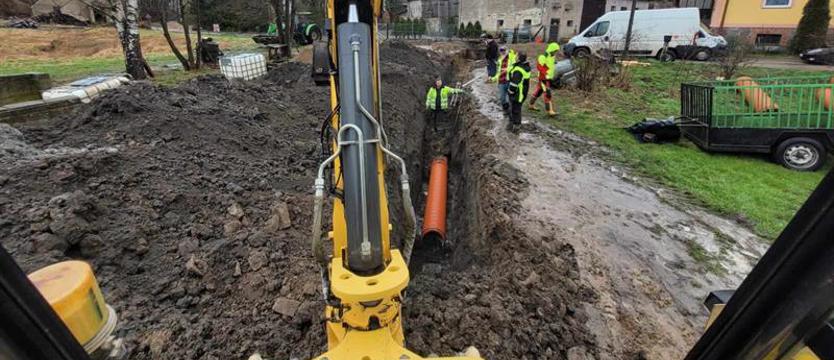 Pod Ińskiem pękła rura, woda była blisko
