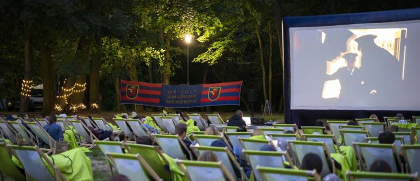 Kino na deptaku. Leżaki, koce, prażona kukurydza