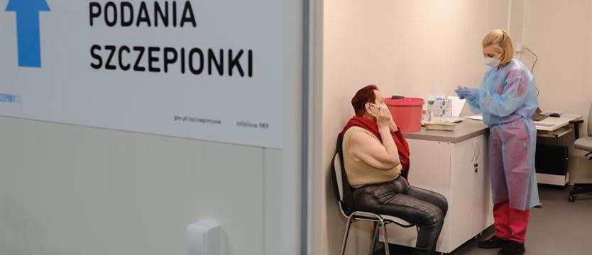 Seniorzy szczepieni w Netto Arenie. Przychodzą z dziećmi, wnukami