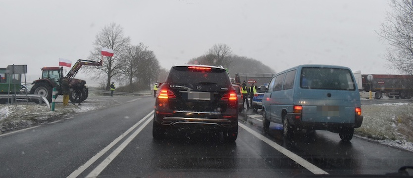 Rolnicy zaczęli strajk generalny. Blokują na „dziesiątce” i „dwudziestce”