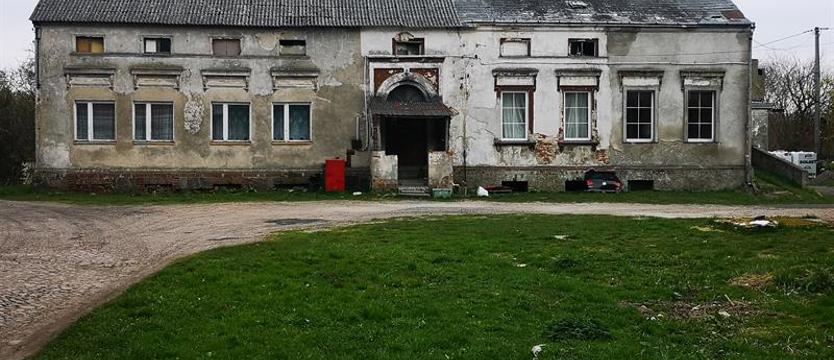 Wszyscy milczą jak zaklęci. Policja w dziupli w Śliwinie
