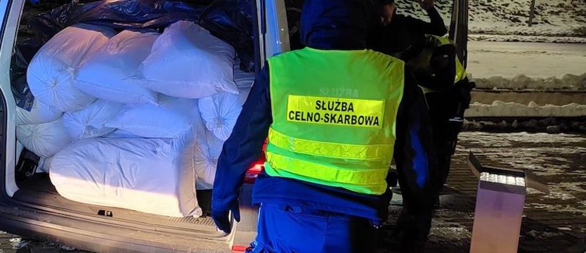 Zatrzymali na S6 samochód z nielegalnym tytoniem i papierosami za pół mln zł