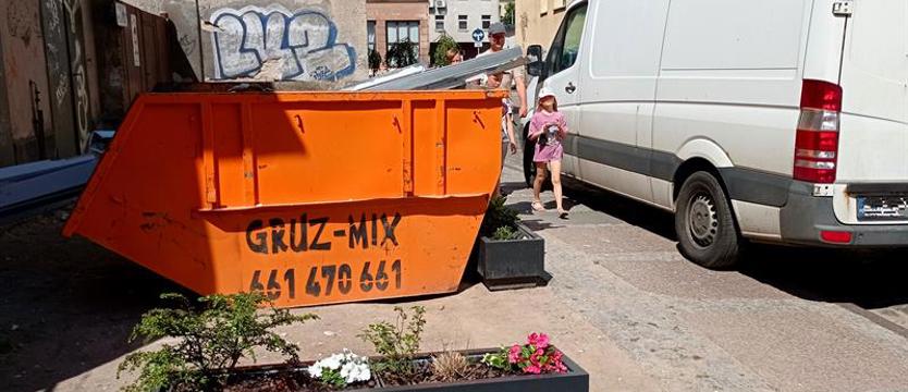 Donice, kwiaty i… gruz