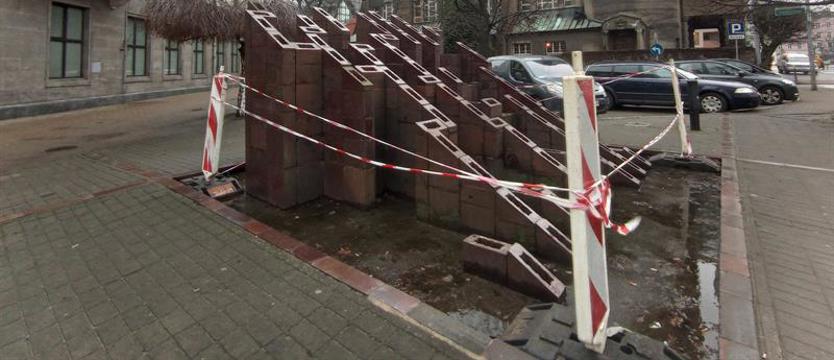Rzeźba w trwałej ruinie? Fiasko Labiryntu