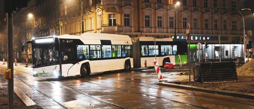 Autobusy nowym pasem. Testy na placu Zwycięstwa