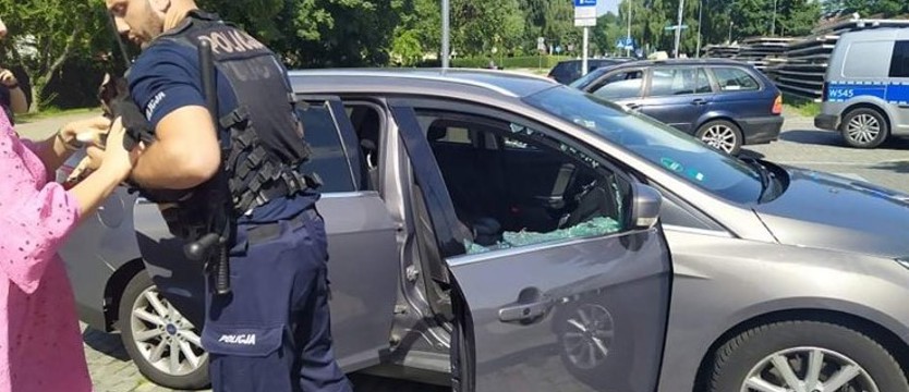 Policjanci uwolnili psa zamkniętego w nagrzanym aucie