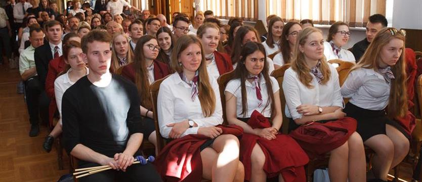 Maturzyści kończą rok szkolny. Po świadectwo do sekretariatu?