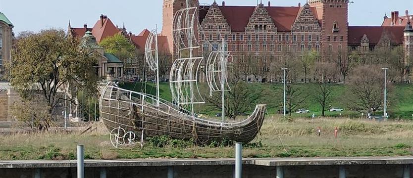Stoi i szpeci. Żaglowiec z Wyspy Grodzkiej