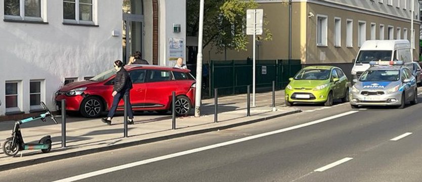 Samochód wjechał w budynek Urzędu Marszałkowskiego w Szczecinie