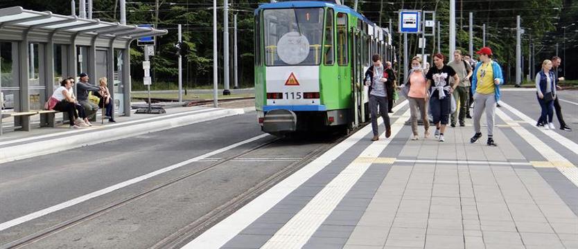 Przestawiają, bo montują wiaty