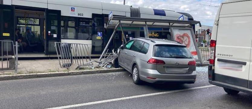 Kolizja na Ku Słońcu. Volkswagen wjechał w przystanek