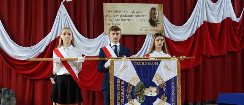 Technikum Ekonomiczne z nowym sztandarem 