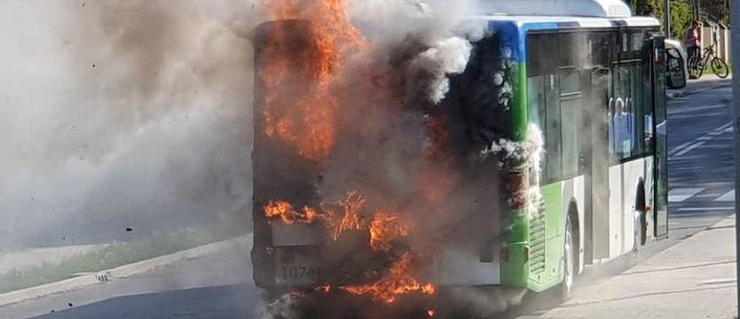 Palił się autobus w Mierzynie. Droga jest zablokowana