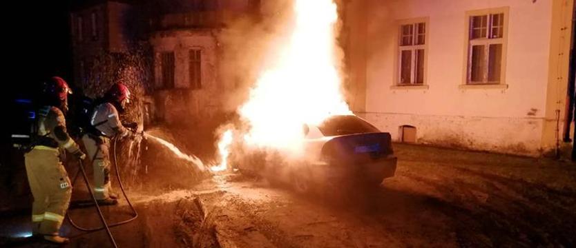 Samochód w ogniu. Nocna akcja w powiecie białogardzkim