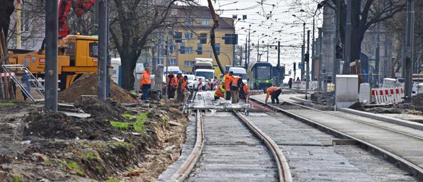 Zmiany przy pl. Zwycięstwa. Przybywa torów i chodników