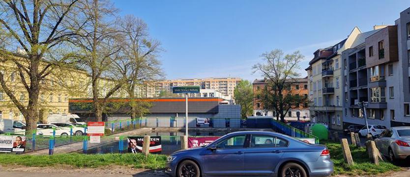 Będą zmiany na pl. Matki Teresy. Miasto zbuduje podziemny zbiornik