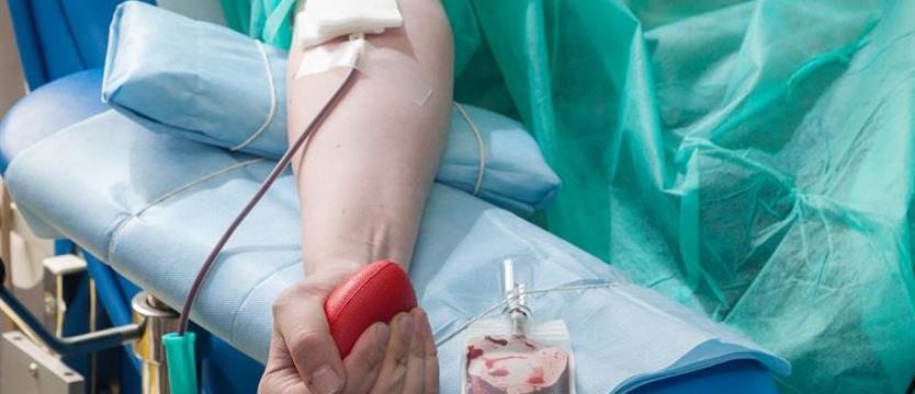 NFZ: oddającym krew i jej składniki po COVID-19, przysługuje ulga na przejazdy