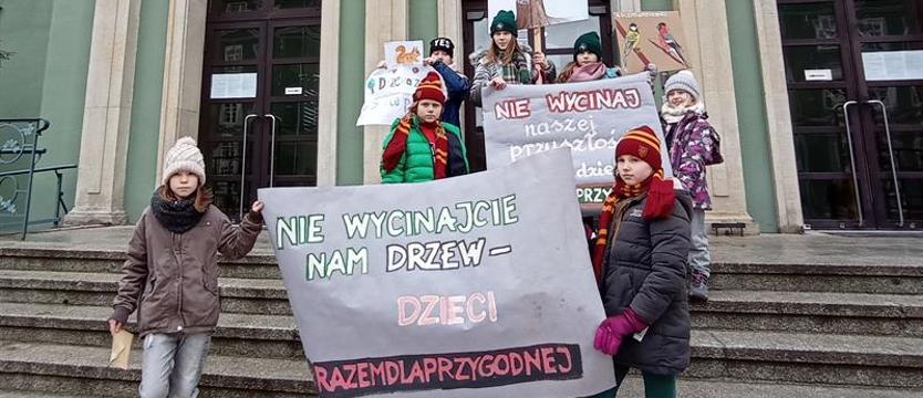 Dzieci mają głos. Happening przed magistratem: #NieWycinajcieNaszejPrzyszłości