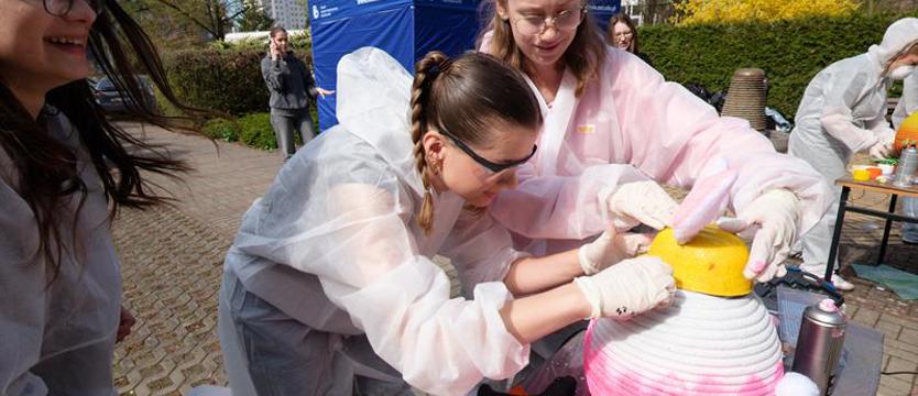 Wydrukowali i pomalowali betonowe pisanki. Wielkanocne ozdoby pracowników i studentów ZUT