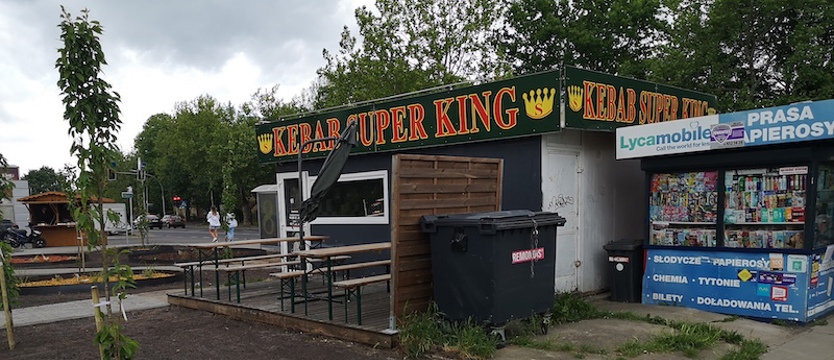 Obskurny kebab na nowym zieleńcu na osiedlu Kaliny