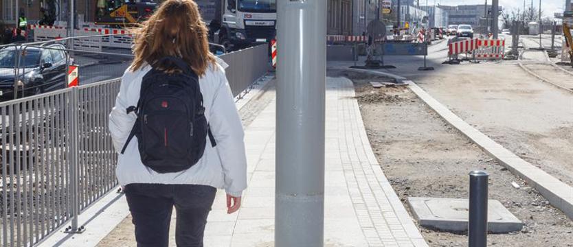 Brzydko, ale zgodnie z projektem. Słupy zostaną na środku