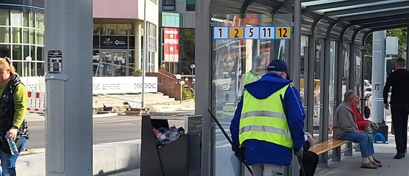 Czy ktoś czyści ławki? Pytania o utrzymanie wiat przystankowych w Szczecinie