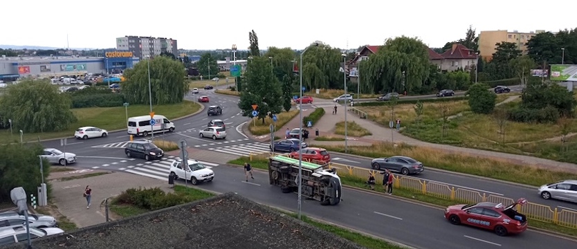 Ciężarówka przewróciła się na zjeździe z Ronda Uniwersyteckiego