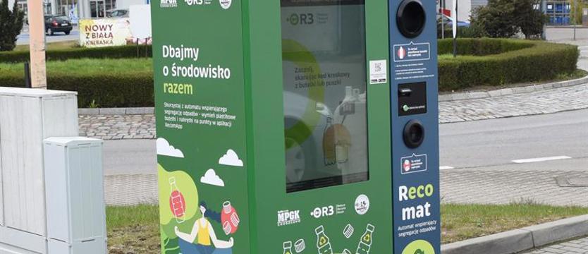 Z butelką do butelkomatu