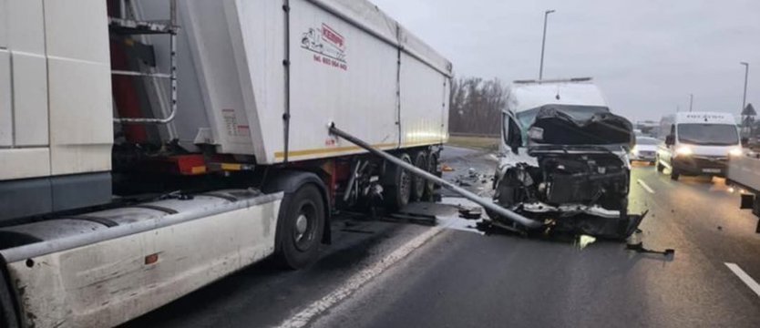 Bus zderzył się z ciężarówką na ul. Gdańskiej w Szczecinie