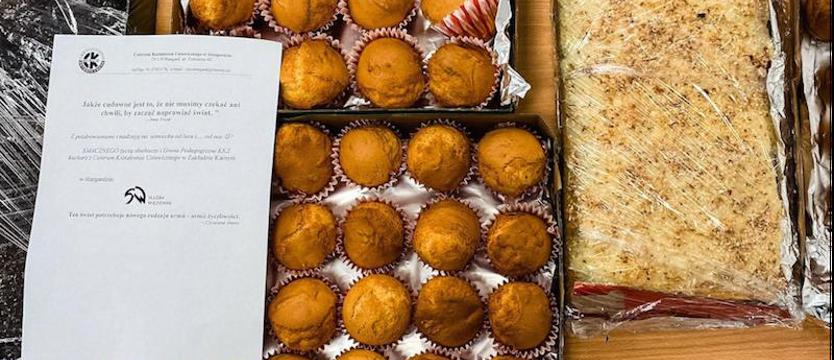 Więźniowie pieką babeczki dla samotnych matek i bezdomnych