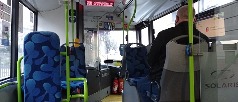 Wybór siedzenia w autobusie wpływa na możliwość infekcji SARS-CoV-2