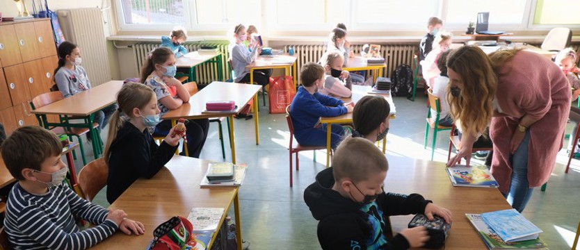 W szkołach podstawowych znów nauka hybrydowa 