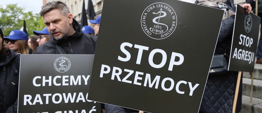 Marsz medyków przeciw przemocy w Warszawie