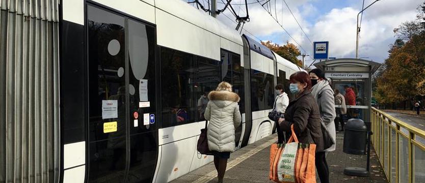 Dodatkowe linie, więcej kursów. Komunikacja przy cmentarzach