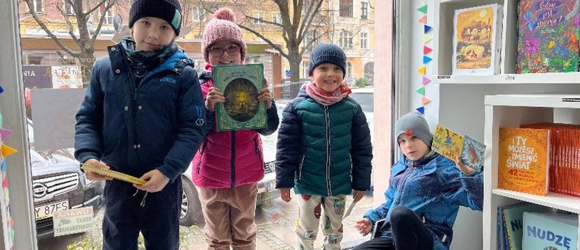 Święto dziecięcej książki. Mali i duzi jako żywa witryna