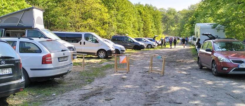 Zawody sportowe w miejscu po obozie z czasów II wojny