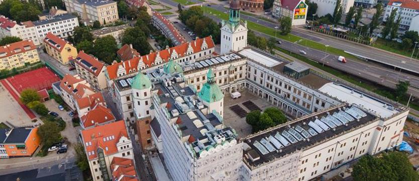Superbohaterowie na zamkowym dziedzińcu