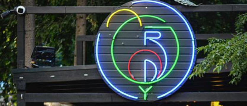 Artystyczny neon prof. Kuskowskiego w Ogrodach