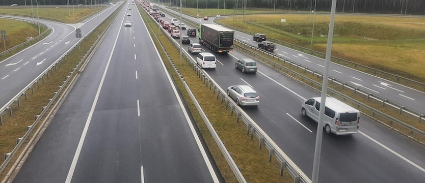 Korki na drogach prowadzących nad morze; trwa protest przewoźników