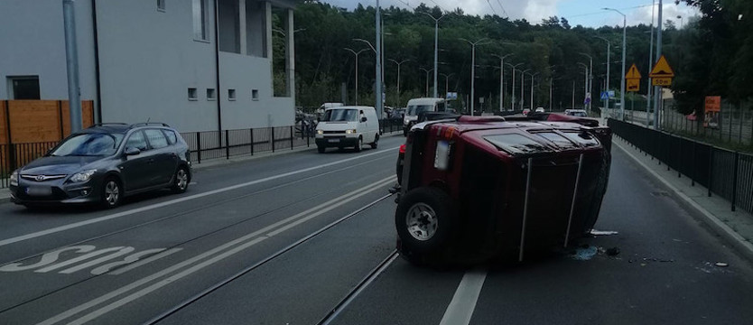 Auto na boku na ul. Arkońskiej w Szczecinie