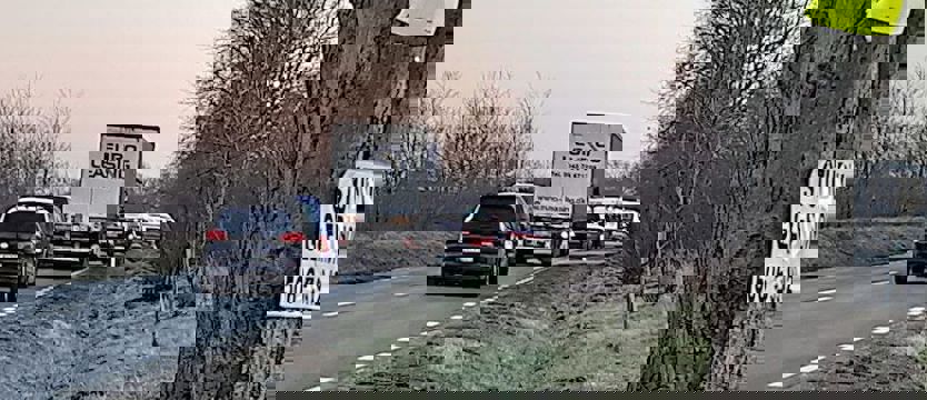 Wypadek przed wjazdem do Żarowa. Helikopter zabrał motocyklistę do szpitala