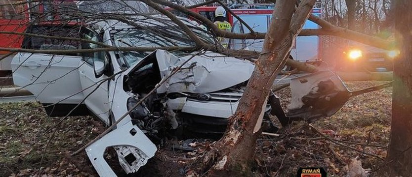 Zjechał z drogi i uderzył w drzewo. Samochód był kompletnie rozbity