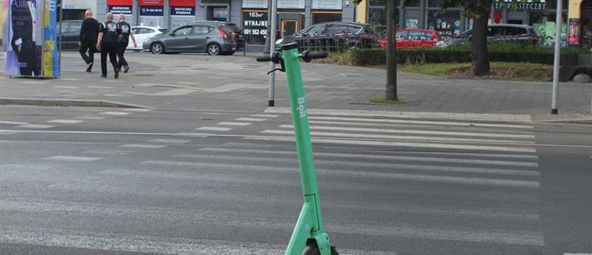 Pieszy na chodniku